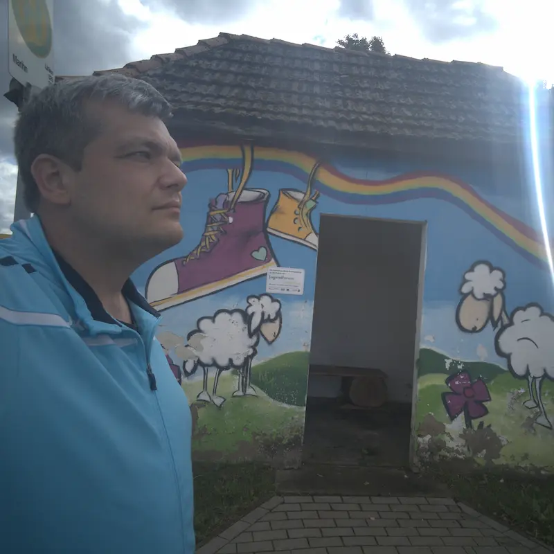 lustige Grafik von Tobias Hecht, wie dieser flegelhaft an einem Schreibtisch sitzt