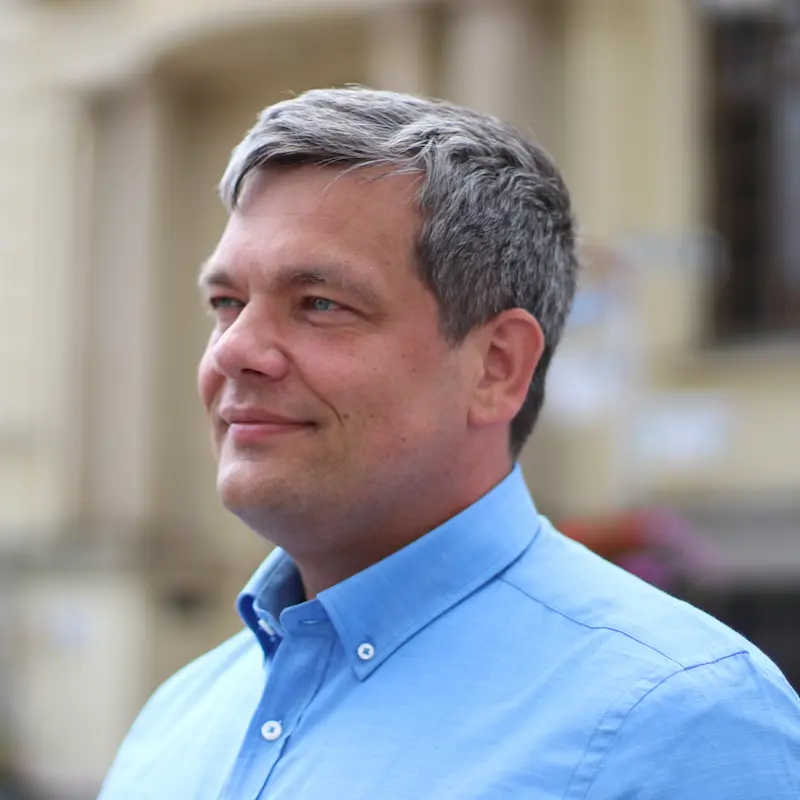 Portrait Tobias Hecht (blau)